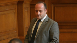 Радан Кънев Местан се изживява като конферансие на съпротивата