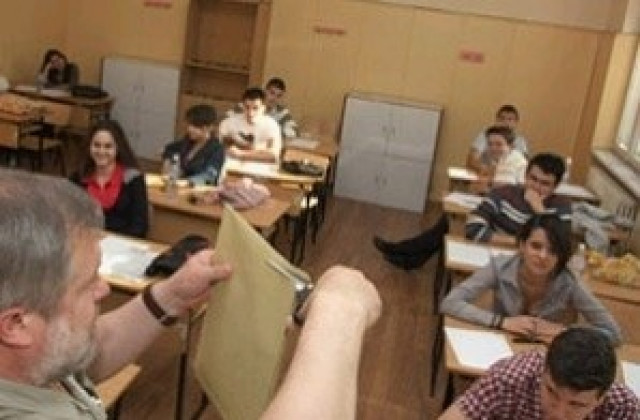 Камери ще дебнат зрелостниците