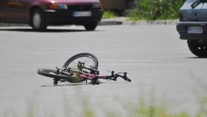 Изтръпнал от алкохол велосипедист попадна под гумите на кола