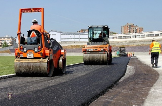 Започнаха да полагат основата на пистата на стадион Ивайло