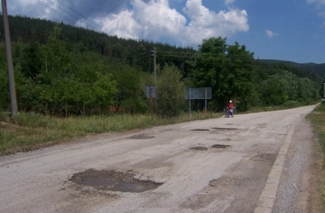 До края на юни ще ремонтират проблемни пътни участъци в региона