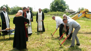 Набират средства за църквата в Обручище