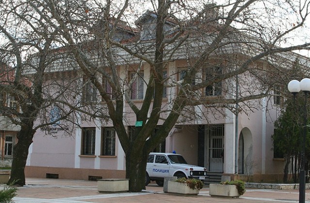 Малтретираха и ограбиха мъж и жена