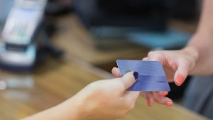 Всички дебитни карти стават безконтактни до две години вещаят експерти