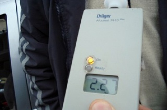 Пиян водач отнесе ограда и стълб