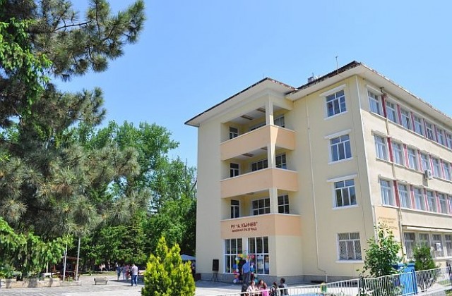 Филиалът награди 13 пълни отличници за празника си