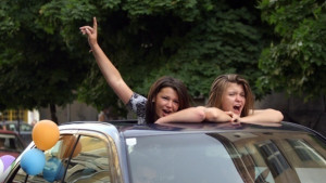 Полицаи ще пазят абитуриенти на пътя