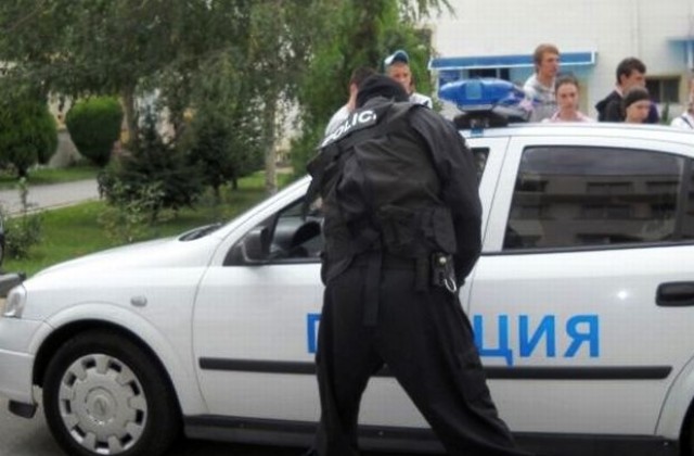 Задържаха мъж с оръжие и дрога
