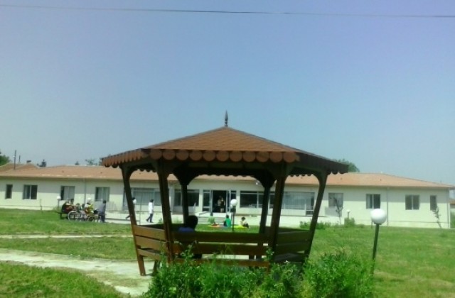 Деца с увреждания се учат да танцуват и играят заедно