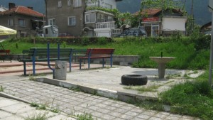 Реконструират детската площадка в Ресилово