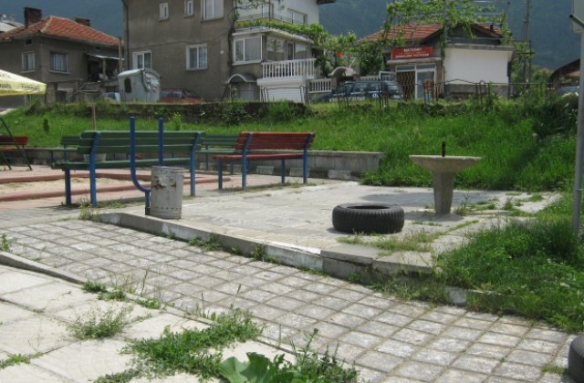 Реконструират детската площадка в Ресилово