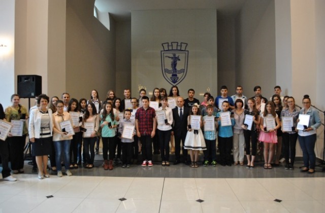 Кметът награди 40 отличници и изявени деца