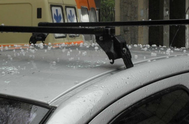 Предупреждават за градушка над южните райони в София