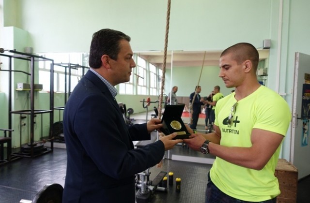 Кметът на Севлиево поздрави европейския шампион по самбо Тихомир Благовестов