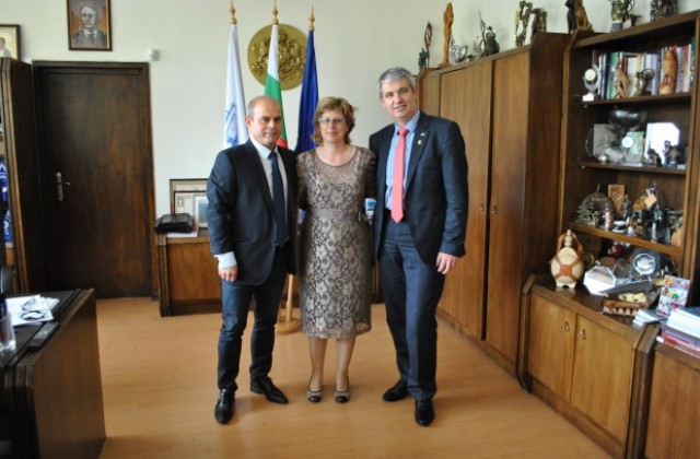 Кметът връчи златна значка Русе на президента на КНСБ