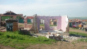 Циганите сами си бутнали къщите