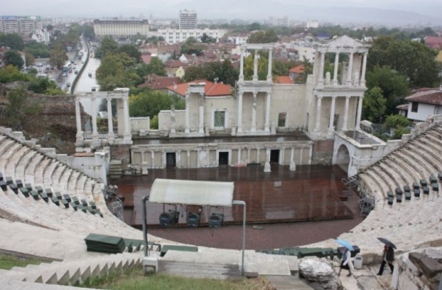 Дъждът „спаси“ Античния театър от чалгата