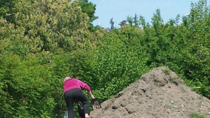 Бабка с лопатка си напълни две торби от пръстта за