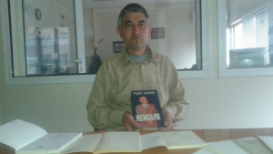 Търновски археолог притежава колекция от книги с посвещения от авторите