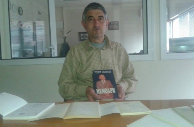 Търновски археолог притежава колекция от книги с посвещения от авторите им