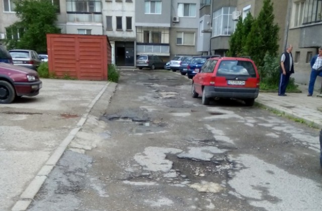 Обновяват две казанлъшки улици и междублоковите пространства