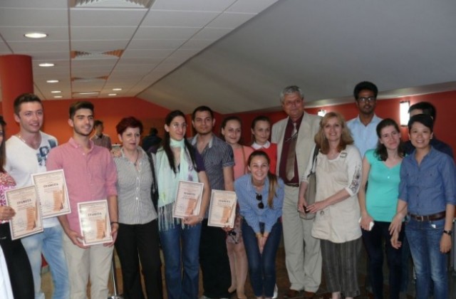 Ректорът на РУ награди чуждестранни студенти