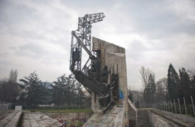 Ограда за 240 000 лева ще крие паметника пред НДК, докато се реши съдбата му