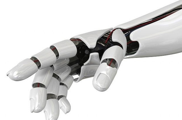 Парализиран мъж контролира роботизирана ръка с мисъл
