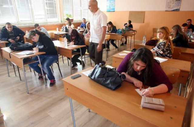 Седмокласниците на изпит по математика, зрелостниците - на матура по избор