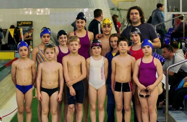 12 медала за наши състезатели от турнир по плуване