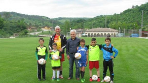 Драгомир Николов подари футболни топки на децата от ОФК Балкан