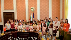 Участниците от фестивала Приятелство без граници на гости в кметството