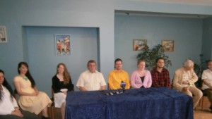 Американци свирят пеят и танцуват народни хора в Кюстендил