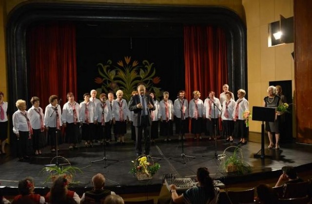 Пенсионери поздравиха сливенските граждани с концерт