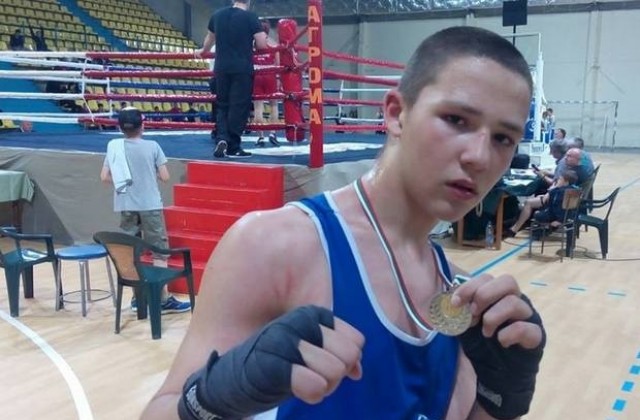 Млад боксьор от Червен бряг спечели сребърен медал от Държавно първенство