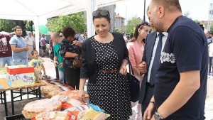 Министър Танева иска продукти с българското знаме в магазините