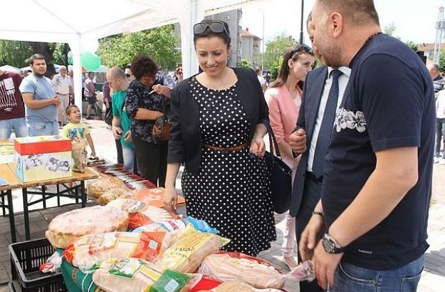 Министър Танева иска продукти с българското знаме в магазините