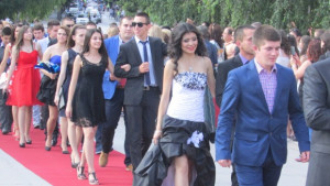 Горнооряховски абитуриенти за първи път дефилираха по червен килим