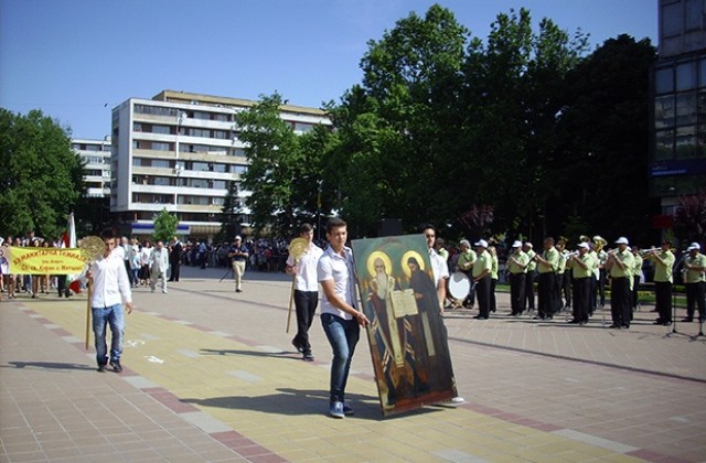 Стогодишна икона поведе празничното шествие за 24 май в Добрич / СНИМКИ /