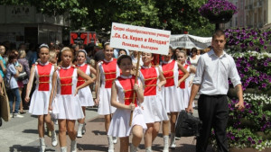 Стотици ученици се включиха в шествието за 24ти май СНИМКИ