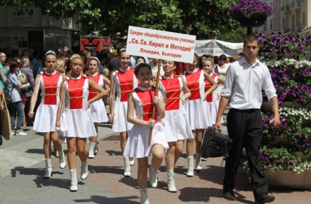 Стотици ученици се включиха в шествието за 24-ти май (СНИМКИ)