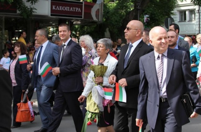 Сто бели гълъба и буквите от българската азбука полетяха в небето на Стара Загора