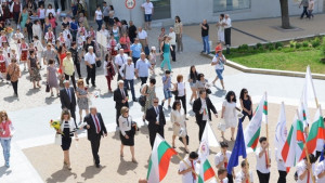 Сливен отбеляза 24 май с шествие и награди за изявени