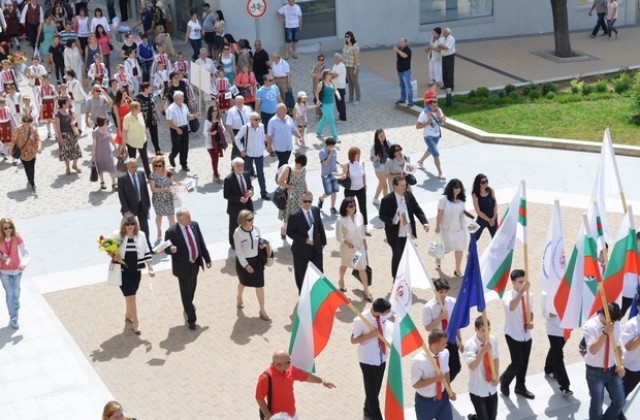 Сливен отбеляза 24 май с шествие и награди за изявени ученици
