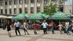 Дръж се земьо българин те гази в Дупница