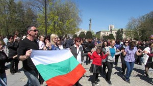 Над 600 перничани играха найдългото хоро