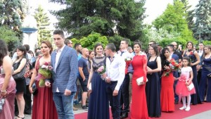 Търновските абитуриенти показаха стилни тоалети на червения килим