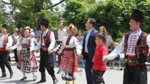 Даниел Панов поведе многолюдно хоро за Аз харесвам българските танци
