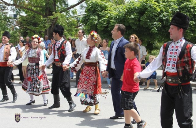 Даниел Панов поведе многолюдно хоро за Аз харесвам българските танци