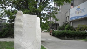 Паметник смени палатката пред общината СНИМКИ